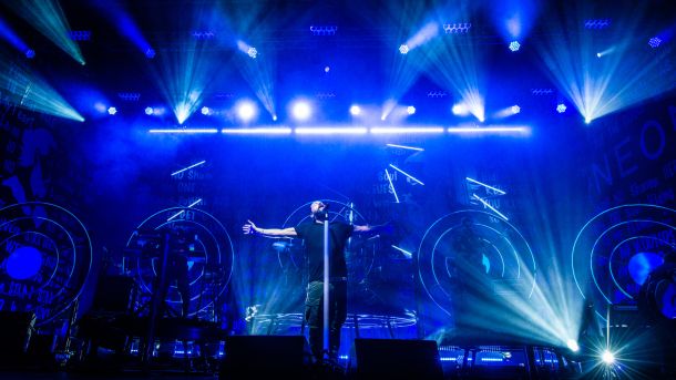 FUSION Sticks zeichnen klare Lichtlinien für Rea Garvey