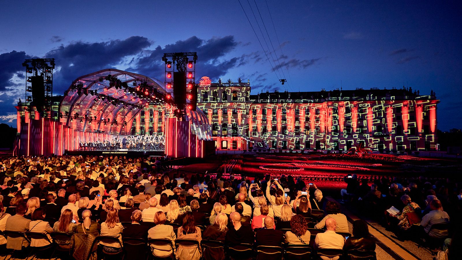 Über 260 GLP Scheinwerfer lassen beim Sommernachtskonzert in Wien Bühne, Schloss und Park erstrahlen