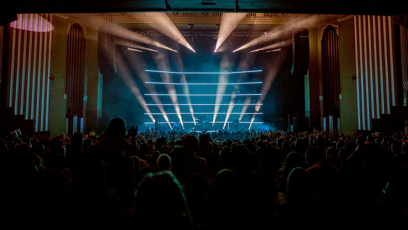 JDC Line liefert leistungsstarkes Weißlicht für White Lies im Eventim Apollo