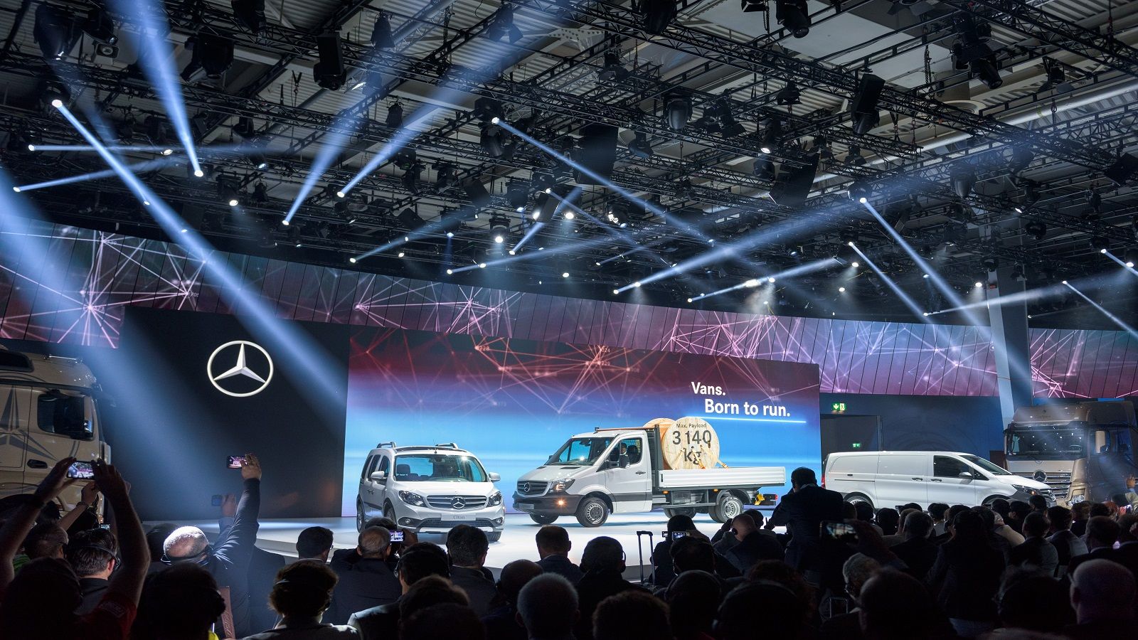 rgb setzt den Stand der Daimler AG bei der IAA Nutzfahrzeuge ins rechte Licht