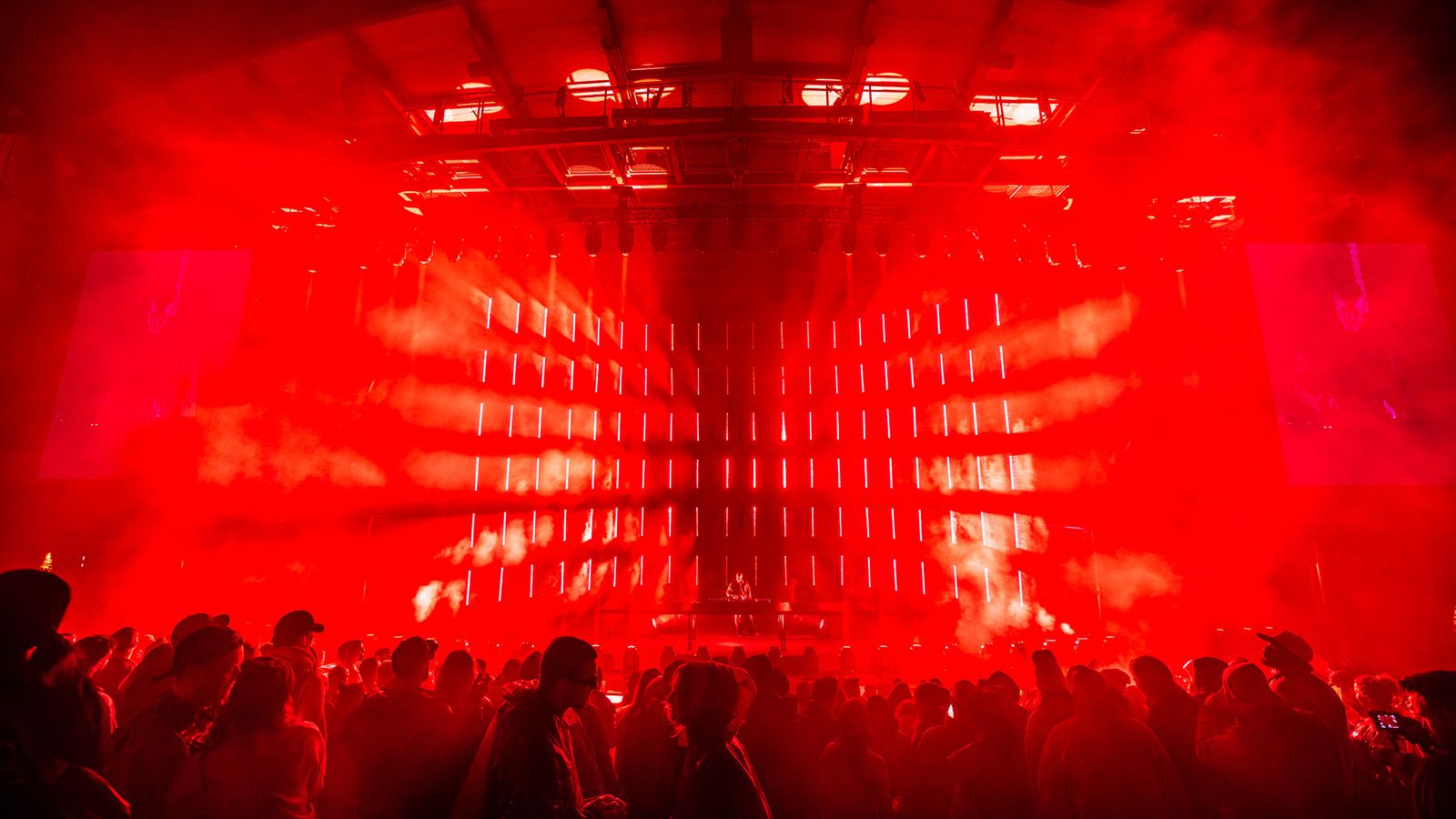 GLP impression X4 Bars und JDC1 schaffen Hintergrund und Atmosphäre für Black Coffee