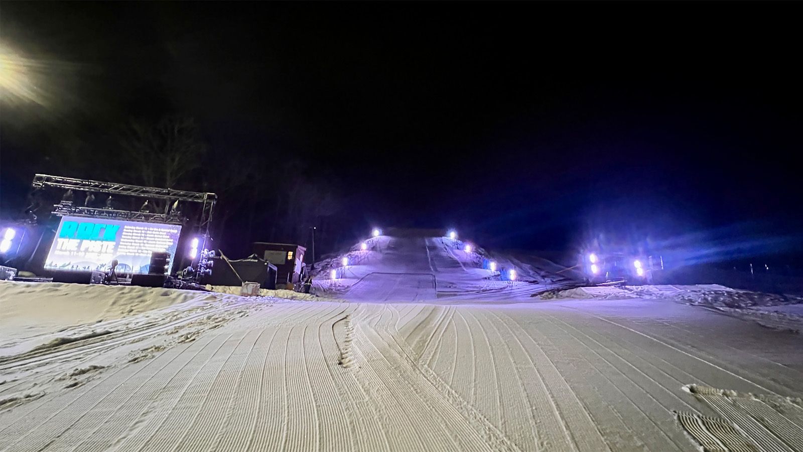 GLP JDC1 verfolgen Ski- und Snowboardtricks auf den Pisten der kanadischen Big Air Show