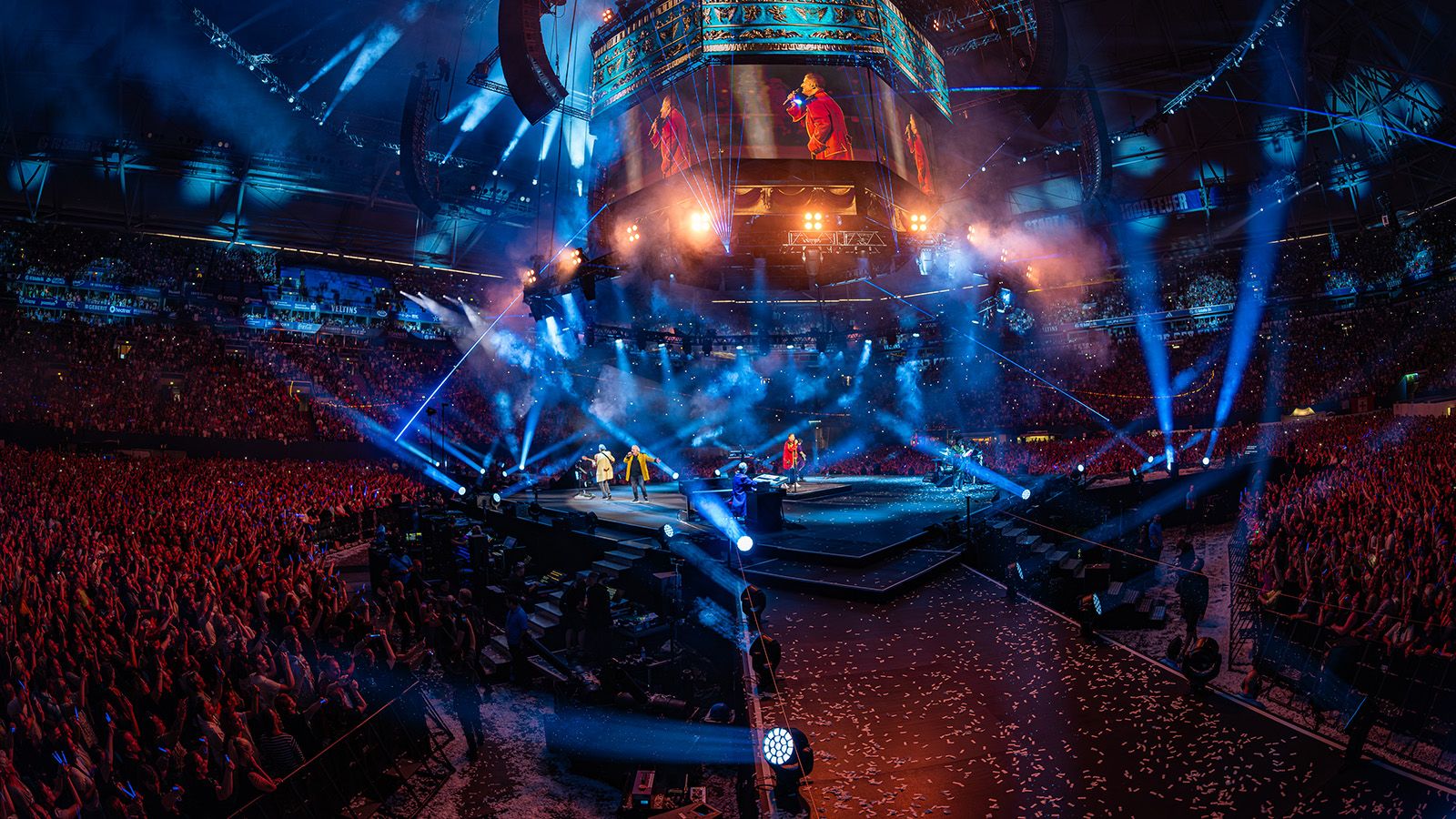 More than 140 GLP impression X5 fixtures shape the washlight concept of PUR and Friends’ 360° arena show