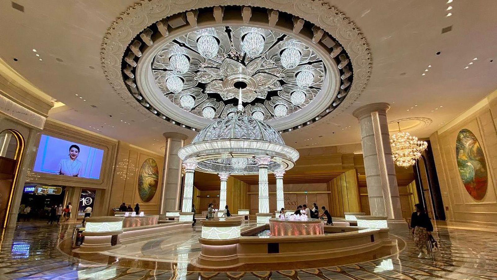 GLP impression X4 Bar 20s highlight dazzling Crystal Lobby Show
