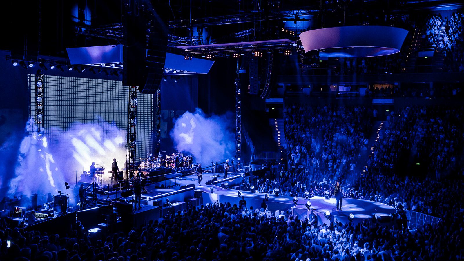 More than 220 GLP fixtures in use on Herbert Grönemeyer’s Das ist los arena tour