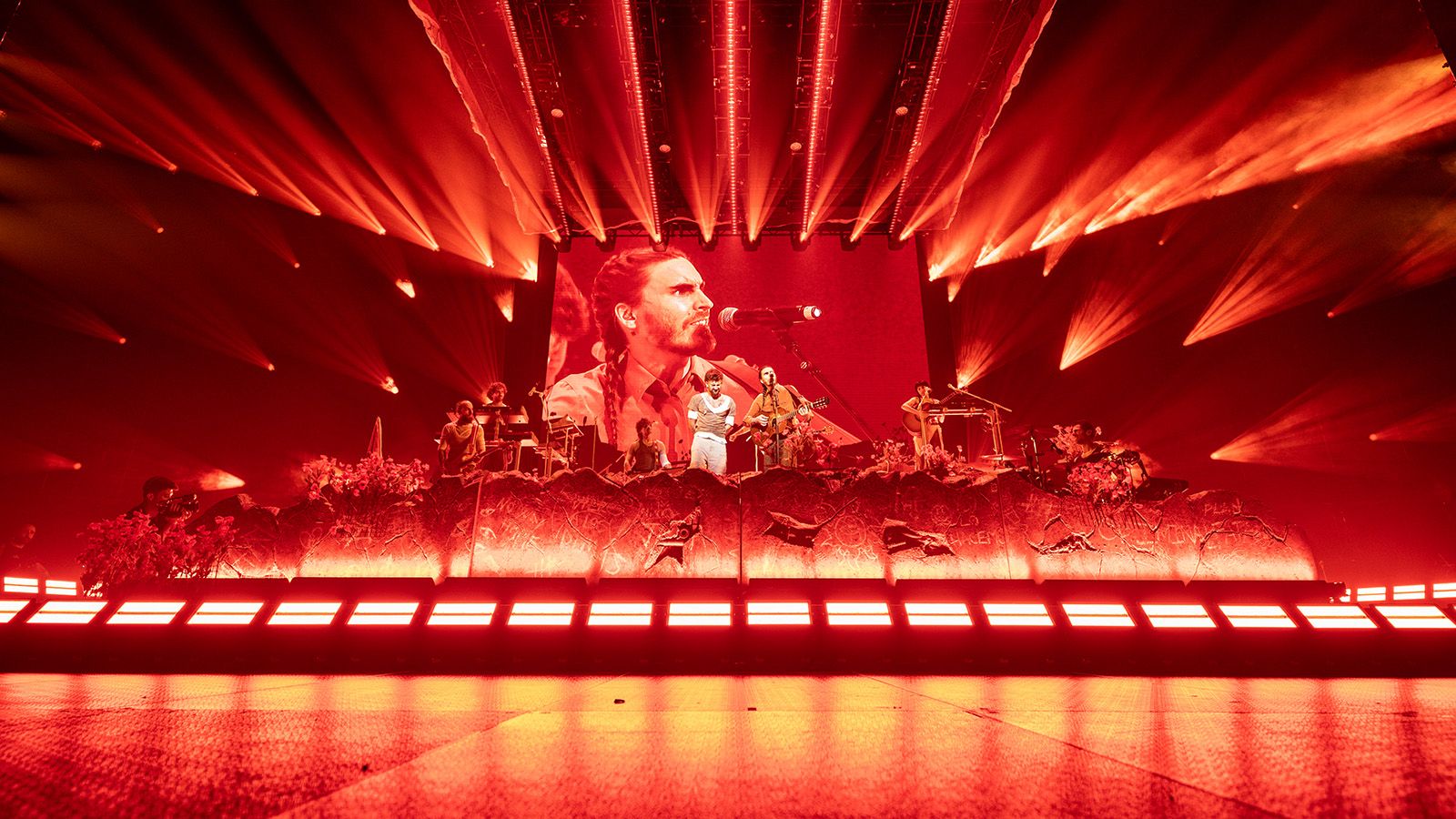 GLP JDC Burst 1 powers the visual language of Dani Fernández’s La Insurrección tour