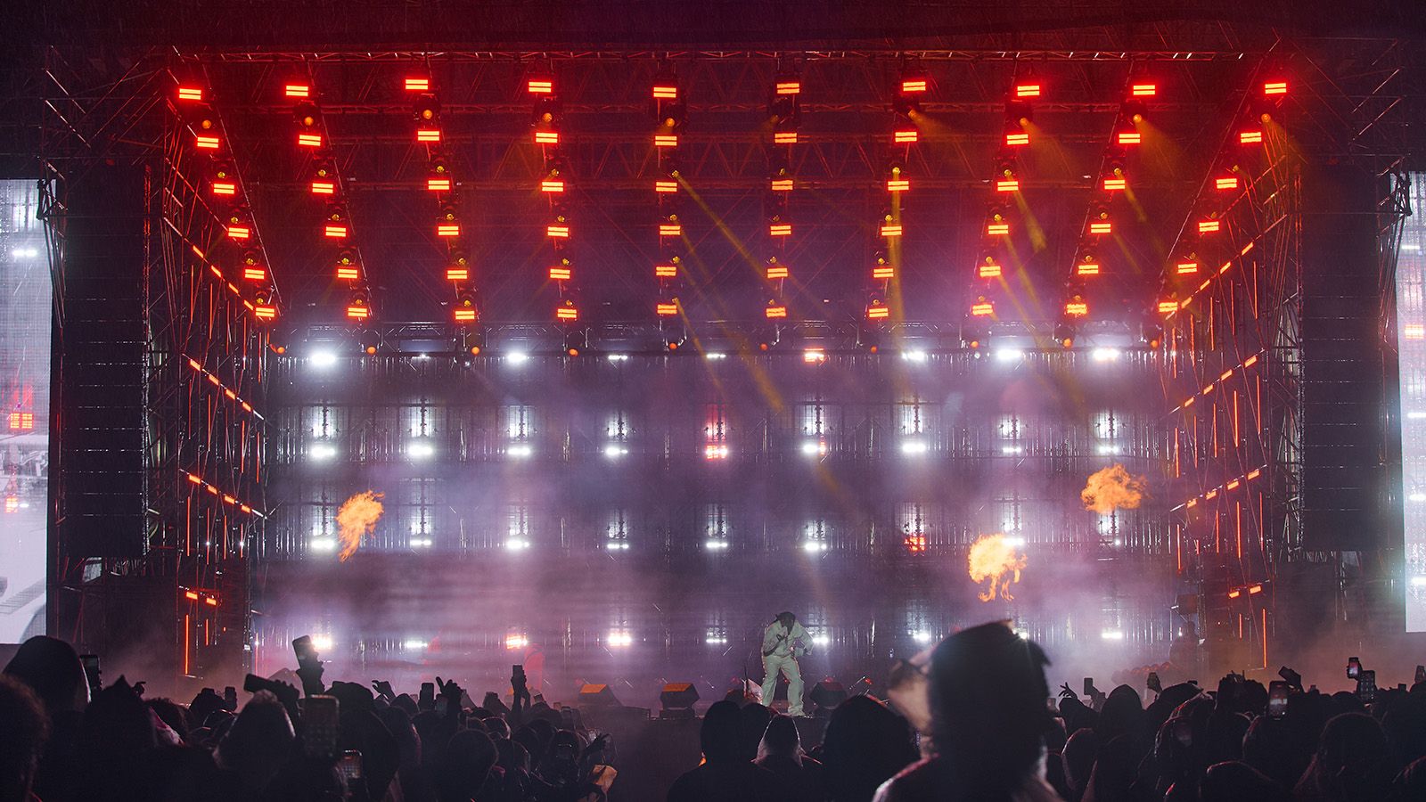223 GLP-Scheinwerfer auf zwei Bühnen beim CLOUT Festival 2026