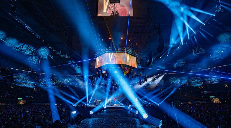 More than 140 GLP impression X5 fixtures shape the washlight concept of PUR and Friends’ 360° arena show