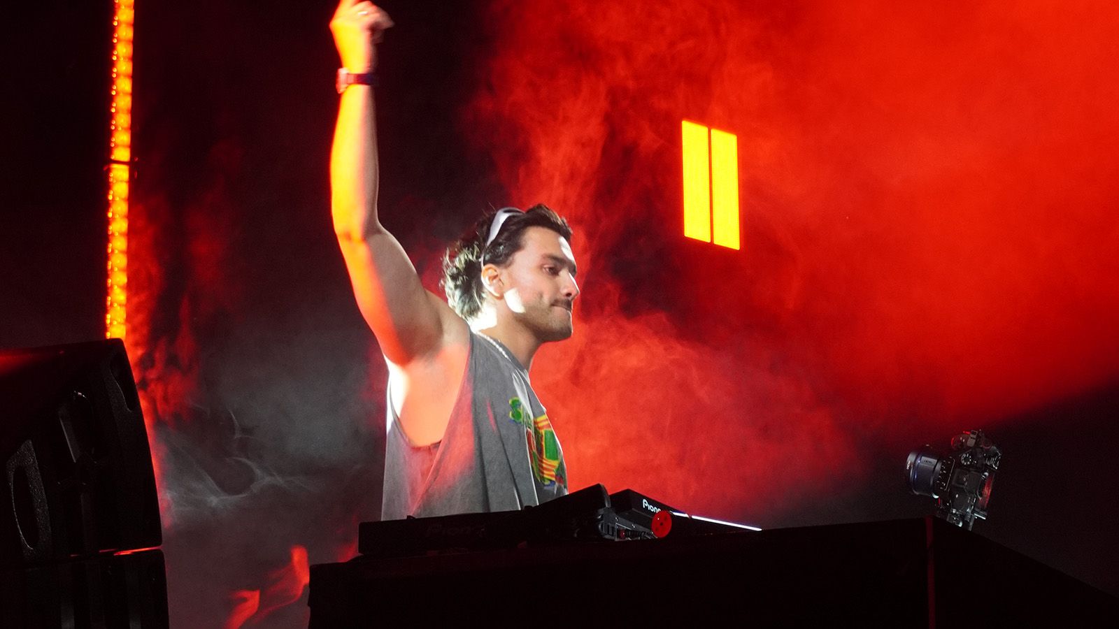 GLP JDC2 IP, JDC Burst 1 and MAD MAXX Drive the Visual Design of Stage B at Moorea Festival